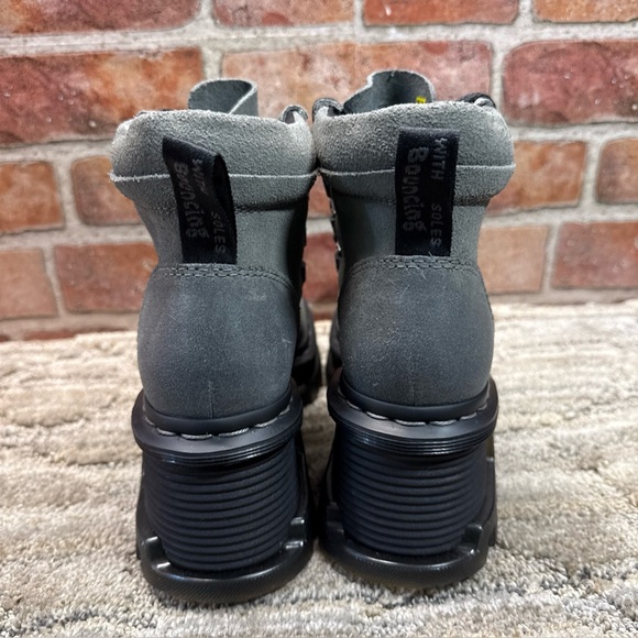 Dr. Martens Corran 3I 3-Eye Suede Heeled Boots Women’s Size 7 Grey Wednesday NEW - Picture 5 of 15